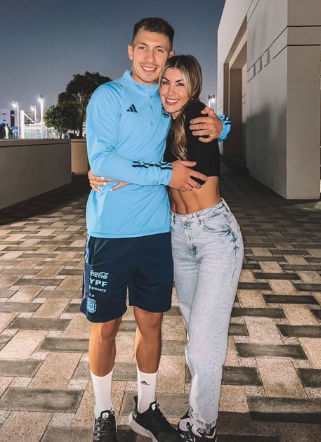 Besos y mucho amor tras sufrida clasificación: jugadores de la selección argentina recibieron a sus esposas en la concentración