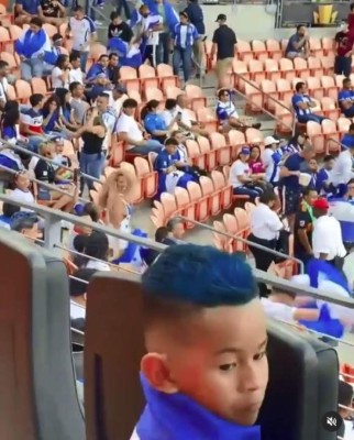 Sandy, la sexy catracha que deslumbró en el BBVA Stadium en el Honduras-Panamá por Copa Oro