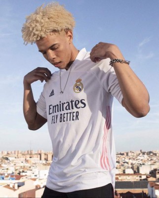 Benzema presenta la nueva camiseta del Real Madrid para la temporada 2020/21