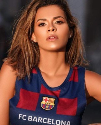 Modelo ofrece tremenda fortuna por el pañuelo que usó Messi en su despedida y revela para qué lo quiere