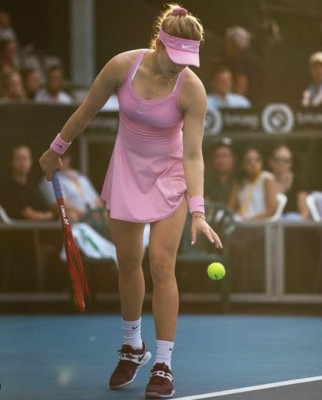 Ajustado y sexy: La 'extraña' vestimenta de la hermosa Genie Bouchard para jugar al tenis