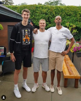 Exmadridista entra en los Libros Guinness por ser el adolescente más alto del mundo: ¡15 años y mide 2,26!