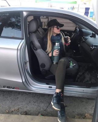 'Hincha' del Olimpia y ya deslumbró en Roatán: Daniela, la preciosa hermana de Espíndola