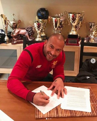 Así es la vida de Víctor Bernárdez enseñando en la academia del Liverpool