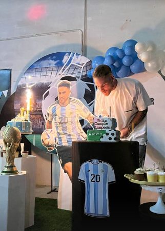 Se encubrió para no ser reconocido en las compras de Navidad y el cumpleañero: así pasaron la Nochebuena los campeones del mundo con Argentina