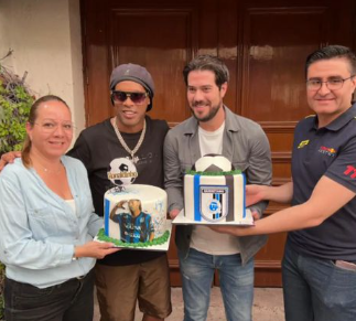 Así fue el regreso de Ronaldinho a México para la reapertura del estadio del Querétaro: solo aguantó medio tiempo