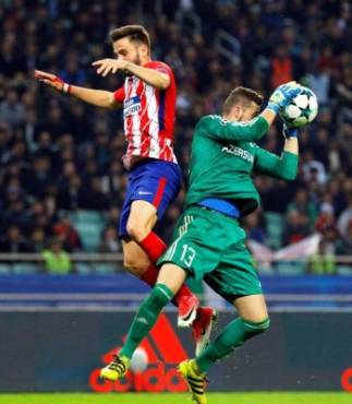 EPA1177. BAKU (AZERBAIYÁN), 18/10/2017.- El jugador del Atlético de Madrid Saúl Ñíguez (izda) pelea por el control del balón con el portero del Qarabag, Ibrahim Sehic, durante el partido del grupo C de la Liga de Campeones disputado en el estadio Baki Olimpiya de Baku, Azerbaiyán, el 18 de octubre del 2017. EFE/Zurab Kurtsikidze
