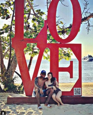 Tita Torres deslumbra en sus espectaculares vacaciones con Costly en Roatán