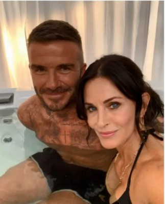 ¿Y esa mano? La polémica y sexy foto de Courteney Cox con David Beckham en el jacuzzi