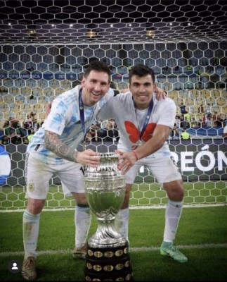 No se vio en TV: Messi celebró el título con su ídolo de siempre y el niño que buscó a Neymar