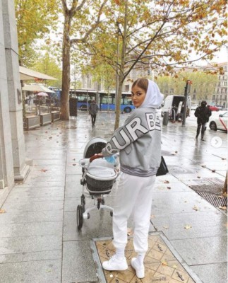 Revuelo por las fotos de la novia Luka Jovic en el supermercado con un look desconcertante