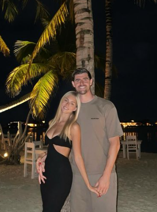 Quedó sorpresivamente eliminado del Mundial de Qatar y se marchó a una exótica isla con su preciosa prometida