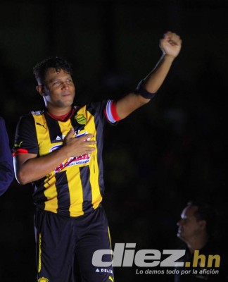 Inolvidable despedida de un ídolo Carlos Pavón