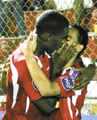 Bryan Beckeles lo hace de nuevo: Sorprende a un compañero con un beso en plena entrevista ¿cuántos son ya?