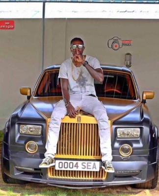 Hasta duerme con ellos: La increíble flota de autos de Emmanuel Adebayor