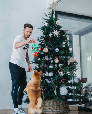 Apasionado beso de Thiago y uno en muletas: Así viven la navidad 2020 los cracks del fútbol