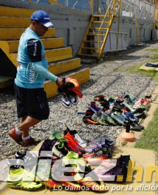 Risas, bromas y pláticas individuales de Pinto en el último entreno de Honduras