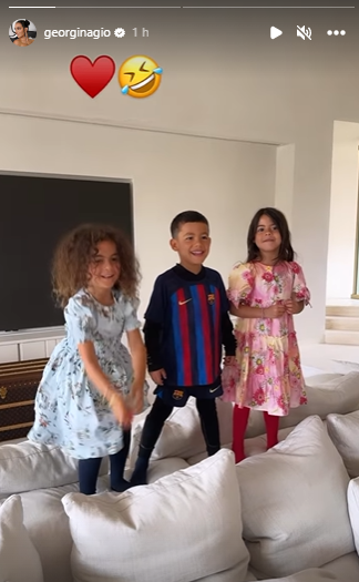 Mateo con la camiseta del Barcelona en un video publicado por Georgina Rodríguez.