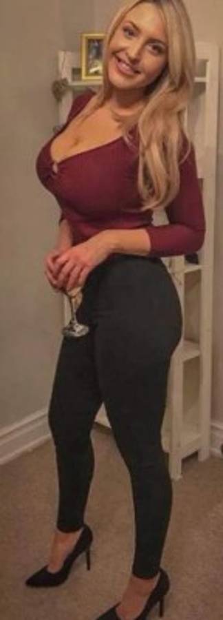 Bienvenida a la Premier League: La deslumbrante rubia que es presentadora de TV del Leeds United