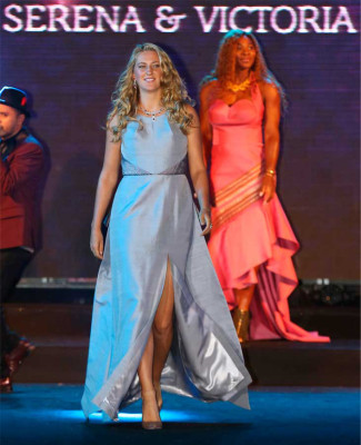 Victoria Azarenka y Serena Williams desfilan en Tailandia.