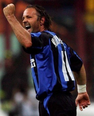 En plena batalla contra la leucemia viajó 145 km en auto y dirigió a su club en la Serie A de Italia