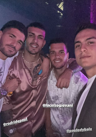 Desatados: así fue la fiesta íntima de los campeones del mundo y Messi llegó vestido con ropa de la selección argentina