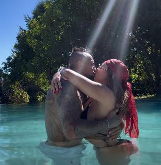 La exuberante novia de Arturo Vidal se convirtió en abuela y enciende las redes: “Donde sea, pero siempre contigo”