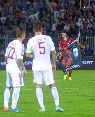 Incidentes y caos en el encuentro entre Serbia-Albania