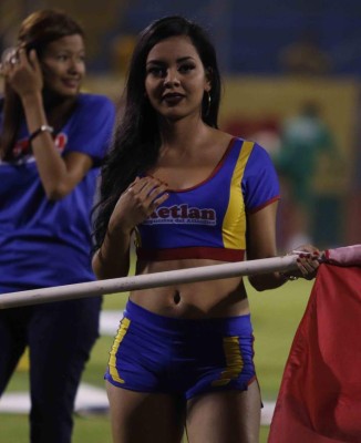 Las infartantes chicas que adornan la semifinal Real España-Marathón