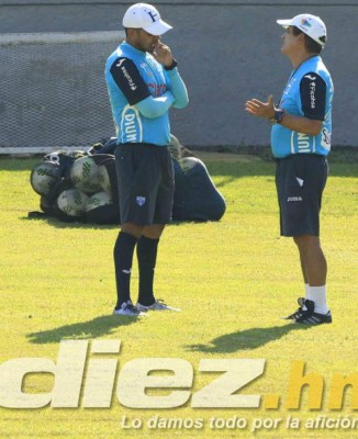 Risas, bromas y pláticas individuales de Pinto en el último entreno de Honduras