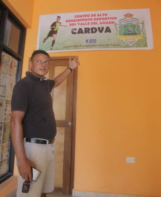 FOTOS: Emilio Umanzor está sin empleo en el fútbol y ayuda a su esposa