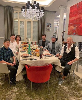 Reciben el 2019: Neymar con 26 mujeres, Zidane en familia ¿Y Dembélé?