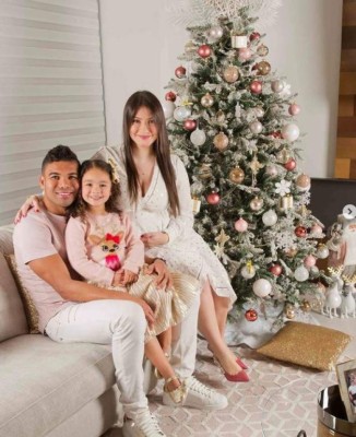 Apasionado beso de Thiago y uno en muletas: Así viven la navidad 2020 los cracks del fútbol