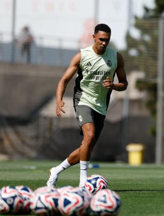 Alexander-Arnold conoció a sus nuevos compañeros: Xabi recuperó a varias figuras antes de afrontar el Mundial de Clubes