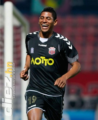 27 celebraciones inolvidables de Carlo Costly en su carrera