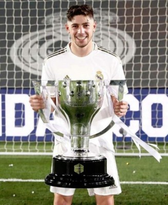 ¡Junto a los grandes! Choco Lozano firma un nuevo contrato con empresa donde está rodeado de estrellas