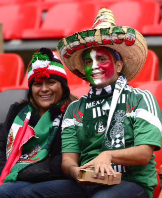 Ambiente en el Estadio Azteca -Mexico vs Nueva Zelandia .
