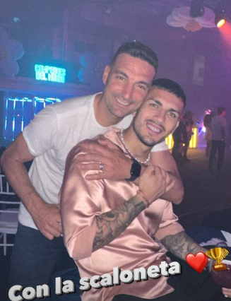 Desatados: así fue la fiesta íntima de los campeones del mundo y Messi llegó vestido con ropa de la selección argentina