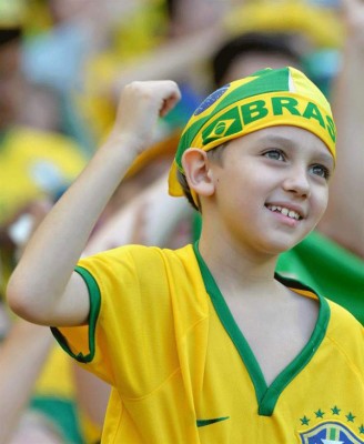 Aficionados disfrutan el Mundial a ritmo de samba.