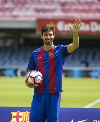 ¡PAQUETES! Los 20 peores fiascos en la historia del Barcelona