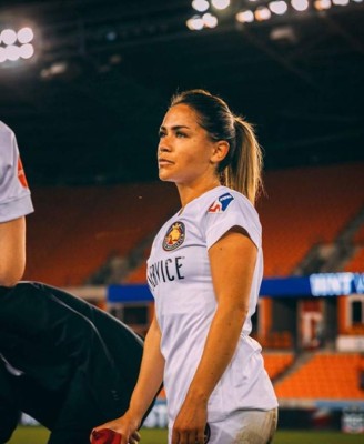 La novia de Roger Espinoza y una hondureña entre las futbolistas más bonitas del mundo