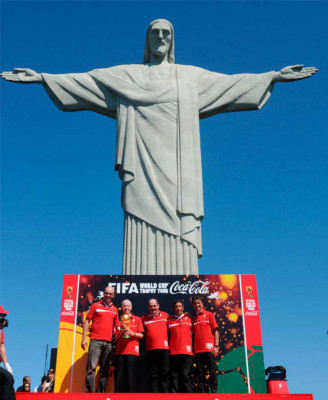 El trofeo la FIFA comenzó su gira en Brasil.