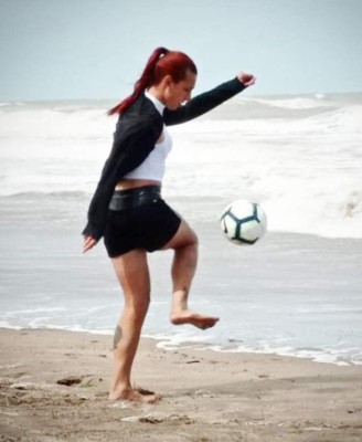 Se gradúa de enfermera y debuta con su nuevo club: Mara Gómez revela cómo el fútbol la salvó del suicidio
