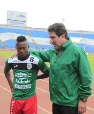 Peleas, expulsiones, festejos y muchas polémicas: Las fotos de Héctor Vargas por Marathón