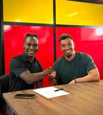 Rubilio Castillo firmando el contrato con el Deportivo Pereira de Colombia. (FOTO: CORTESÍA)