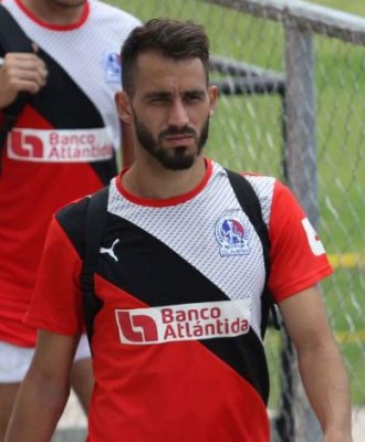 Carlos Restrepo y su modificado once del Olimpia ante la UPN