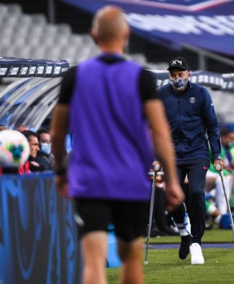 Fotos: Mbappé, entre lágrimas y en muletas, la tremenda pelea por su lesión y el festejo del PSG