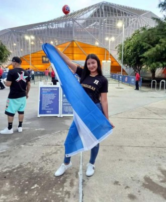 Una ex Miss deslumbra: Las bellas hondureñas que robaron suspiros en el Honduras-Granada