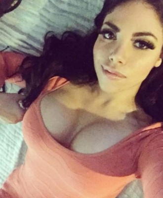 Presentadora mexicana levanta su vestido para mostrar tatuaje