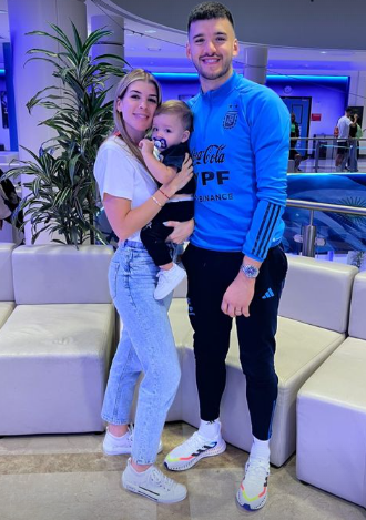 Besos y mucho amor tras sufrida clasificación: jugadores de la selección argentina recibieron a sus esposas en la concentración